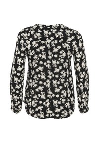 Blusa negra de manga larga con un patrón floral blanco, la textura de la tela parece ligera, de corte relajado con un dobladillo redondeado y detalles en el yugo trasero.
