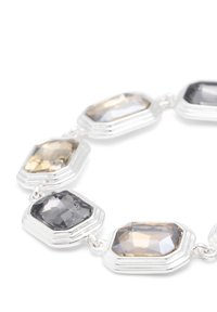 Bracelet en argent composé de plusieurs pierres octogonales facettées dans des nuances de gris et de beige, reliées par des accents en métal lisse et poli.