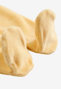 Gelbe Fleecepullover-Socken mit abgerundeten, plüschigen Zehenbereichen, die eine weiche Textur und nahtlose Kanten für zusätzlichen Komfort bieten.