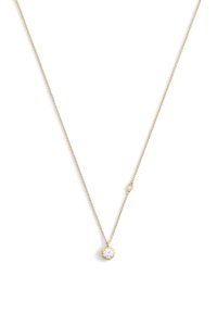 Collana in oro con pendente rotondo in pietra preziosa trasparente. La catena è delicata con una finitura texturizzata e un gancio sicuro.