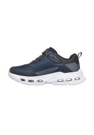 Dunkelblauer und grauer Sportschuh mit weißer belüfteter Sohle, Schnürsenkeln, gepolstertem Schaft und Klettverschluss auf schlicht weißem Hintergrund.