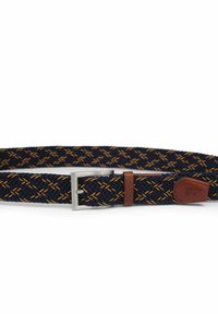 Geweven riem in donkerblauw met oranje accenten, voorzien van een metalen gesp en leren lus in bruin. Gelaagd, gevlochten ontwerp.