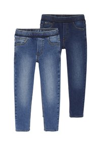 Zwei Paar blaue Denim-Jeans, eine leicht verblaßt mit elastischem Bund und Fronttaschen, die andere dunkler mit glatter Oberfläche.