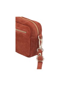 Borsa a tracolla in suede marrone di forma rettangolare, con zipper dorato, tasca frontale piccola e tracolla regolabile con finiture in metallo.