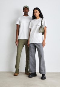 Calvin Klein Jeans LOGO REPEAT - Camiseta estampada - bright white