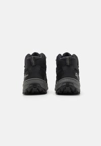 Scarpe da trekking nere con tomaia in tessuto testurizzato, suole in gomma e tallone rinforzato. Accenti audaci e dettagli del logo sulla parte laterale.