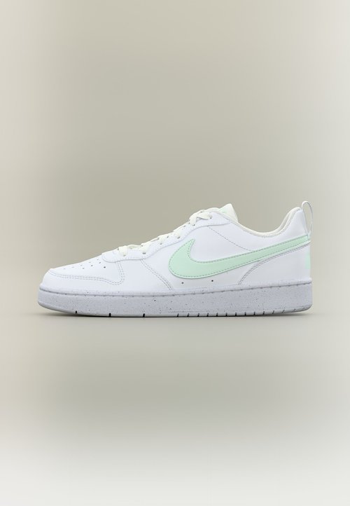 Nike Sportswear COURT BOROUGH LOW RECRAFT UNISEX - Sneakers low - white/barely green