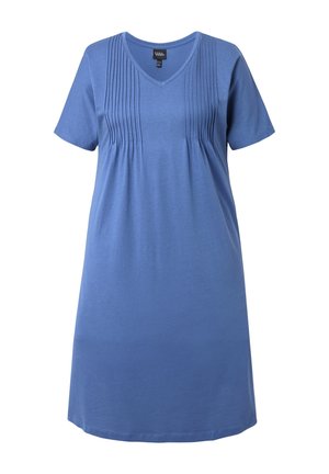 Vestito blu a maniche corte, lunghezza al ginocchio, con scollo a V e pieghe verticali nella parte superiore davanti.