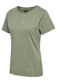 T-shirt verde oliva in cotone morbido, con colletto rotondo e maniche corte. Sul davanti presenta un logo riflettente e un design minimal.