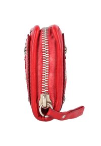Portafoglio rosso in pelle con zip argentata, forma strutturata e un anello laterale per attacco. Superficie testurizzata con dettagli elaborati sui bordi.