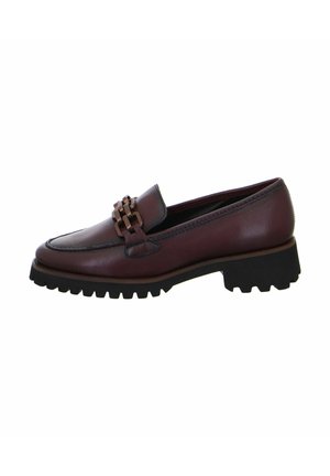 Mocasines de cuero burdeos con un acento trenzado en el empeine, suela negra robusta y textura suave. Diseño clásico adecuado para varios conjuntos.