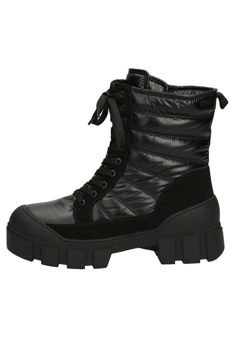 Botas negras de tobillo con parte superior acolchada y brillante, acentos de ante y una suela de goma gruesa con un patrón de tracción robusto. Diseño con cordones.