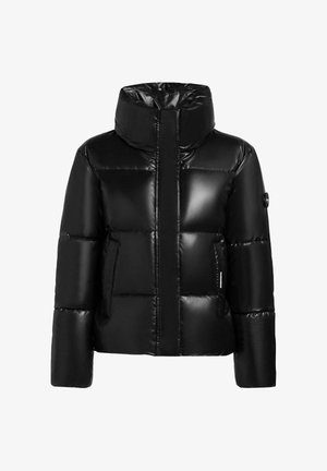 Sort pufferjakke med høj krave, blank finish, vandret quiltet mønster, frontlynlås og sidelommer. Har et logo på ærmet.