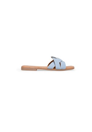 Sandalia deslizante de tela azul claro con tiras cruzadas y suela plana color tostado. Diseño informal, con un detalle mínimo, adecuada para el clima cálido.