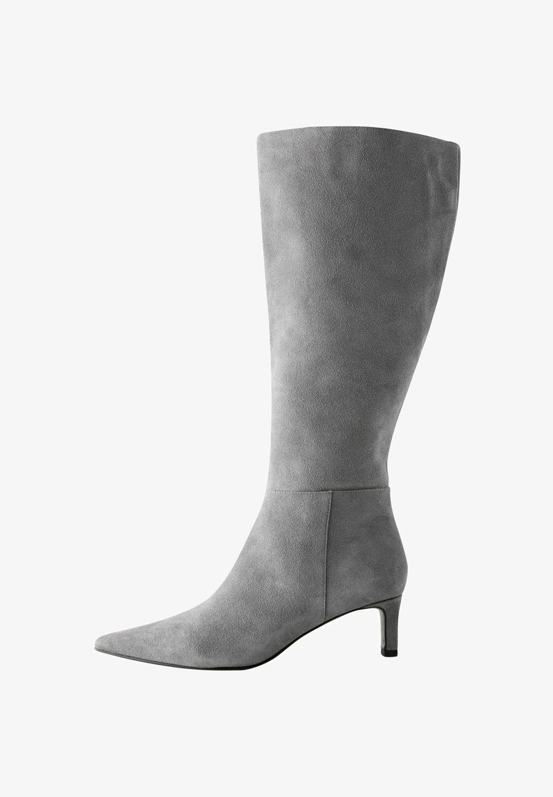 Botín gris de ante hasta la rodilla con puntera afilada, tacón delgado y textura suave. Presenta un diseño sin costuras y un detalle de costura vertical.