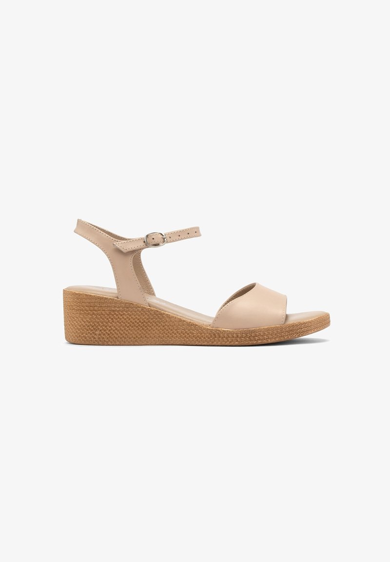 Sandale beige à talon compensé ouverte à l'avant, avec bride à la cheville et petite boucle, dotée d'une semelle marron texturée.