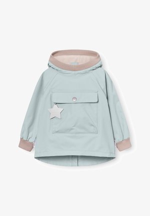 Világoskék kapucnis gyermekdzseki elülső zsebbel, patentos gombbal, bézs bordázott mandzsettával és gallérral, valamint egy csillag alakú függő címtáblával.