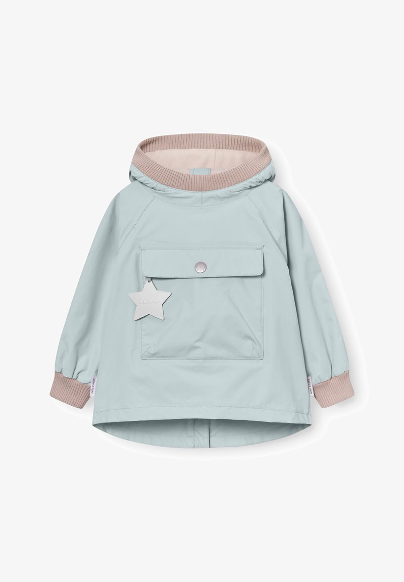 Ανοιχτό μπλε παιδικό μπουφάν με κουκούλα, μπροστινή τσέπη, κουμπιά πάρα με πάτημα, μπεζ ριμπ μανσέτες και γιακά, και μια κρεμαστή ετικέτα σε σχήμα αστεριού.
