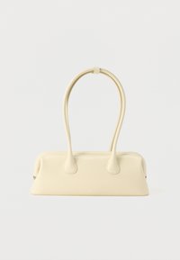 Τσάντα ώμου ορθογώνια σε εκρού χρώμα με στρογγυλεμένες γωνίες και δύο μακριές, καμπύλες λαβές, εμφανίζεται σε λευκό φόντο.
