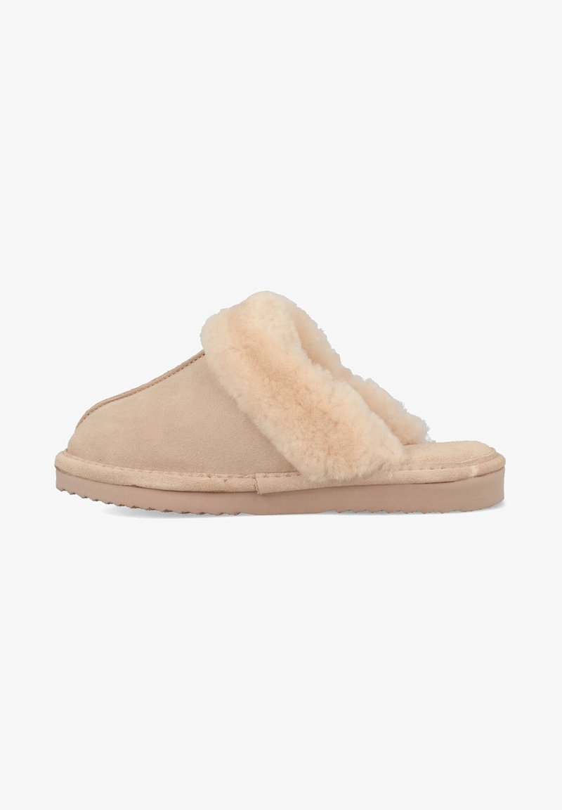 Beige suede slof met een donzige schapenvacht bovenkant en zachte voering. Platte zool met een textuur voor grip. Ontwerp met open teen en geen zichtbare hardware.