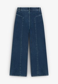 Bredde ben denim jeans i mørkeblå. Funktioner en høj talje, to forlommer og et tekstureret stof med subtile slidser.