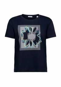 T-shirt bleu marine à manches courtes avec un graphique carré de lignes verticales et une forme de fleur ondulée abstraite dans des nuances de bleu et de jaune.