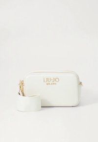 Λευκή δερμάτινη τσάντα με χρυσό λογότυπο "LIU·JO MILANO", με φερμουάρ κλεισίματος και αποσπώμενο υφασμάτινο ιμάντα. Λείο υλικό και συμπαγής σχεδιασμός.