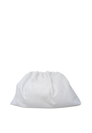 Borsa clutch in pelle bianca morbida con dettaglio arricciato sulla parte superiore, senza manici o decorazioni visibili, isolata su sfondo bianco.