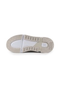 Shoe sole in light gray rubber, featuring a textured pattern, grooves for grip, and a white midsole with an embossed logo detail.