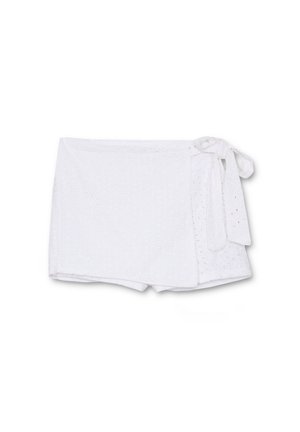 Pantalones cortos envolventes blancos hechos de tela ligera con detalles de ojales. Sujetos en el lateral con una cinta para un cierre seguro.