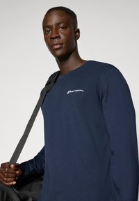 Champion ICONS CONTRAST CREWNECK LONG SLEEVE  - Langarmshirt - navy
