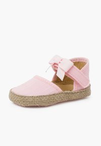Alpargatas de lienzo rosa con suela de yute trenzado, que presentan un diseño de tiras cruzadas y un lazo decorativo en la parte superior para un detalle adicional.