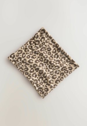 Leopardmönstrad tyg i beige och brunt, mjuk textur, vikt till en fyrkantig form med sydda kanter.