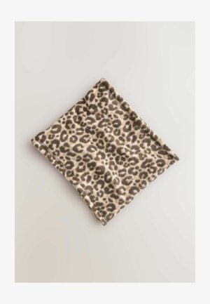Material cu imprimeu de leopard în nuanțe de bej și maro, cu o textură moale, pliat într-o formă pătrată, cu margini coase.