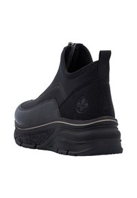 Czarne botki za kostkę z teksturowanym materiałem, elastycznym boku i żebrowaną podeszwą. Posiadają gładki czubek i podniesiony tył z akcentem w postaci logo.