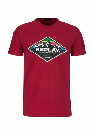 Rotes T-Shirt mit kurzen Ärmeln und einem mehrfarbigen Diamant-Logo mit Bergen, einer Sonne und dem Text "REPLAY The Outdoor Experience Established 1981."