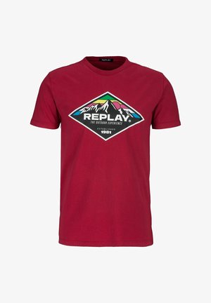 Rotes T-Shirt mit kurzen Ärmeln und einem mehrfarbigen Diamant-Logo mit Bergen, einer Sonne und dem Text "REPLAY The Outdoor Experience Established 1981."