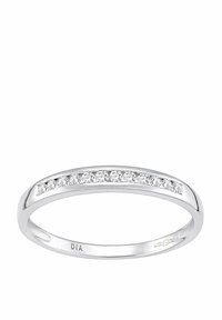Anello in argento con una finitura liscia, caratterizzato da una fila di diamanti rotondi e scintillanti incastonati in una linea retta lungo la parte superiore.