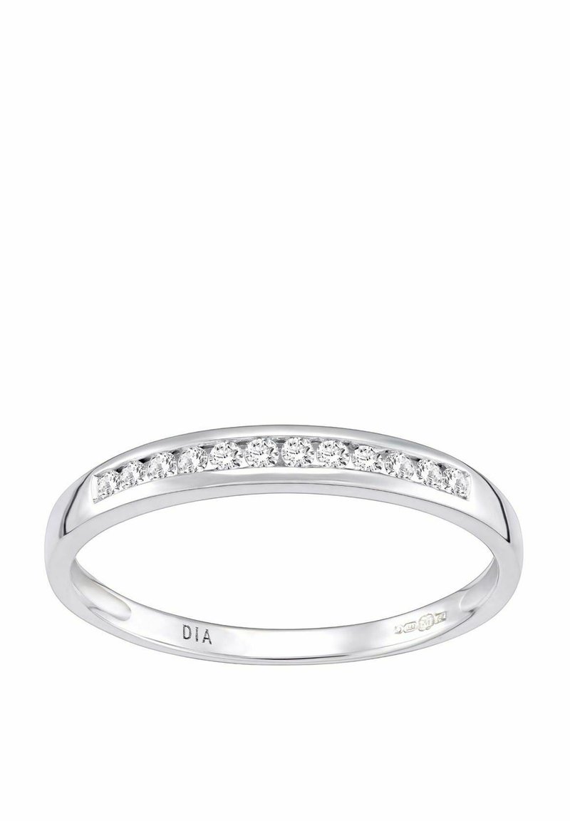 Anello in argento con una finitura liscia, caratterizzato da una fila di diamanti rotondi e scintillanti incastonati in una linea retta lungo la parte superiore.