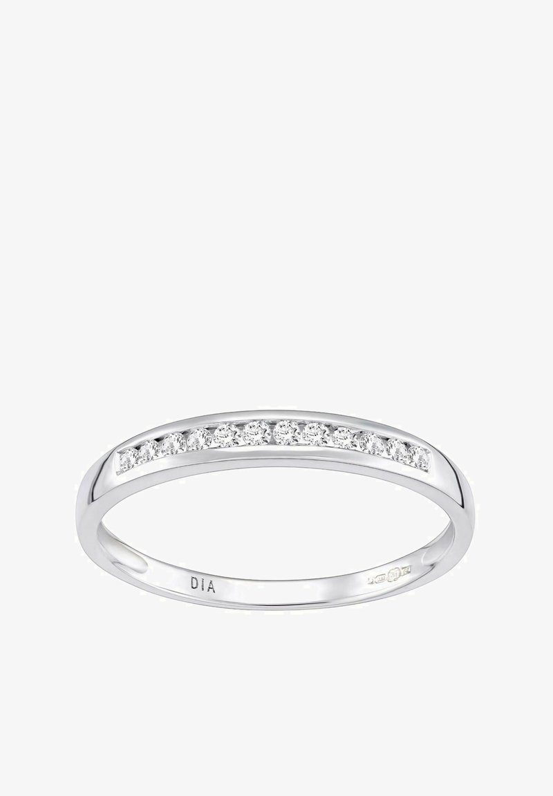 Srebrna prsten s glatkom završnom obradom, koji sadrži red okruglih, sjajnih dijamanata postavljenih u ravnoj liniji na vrhu.