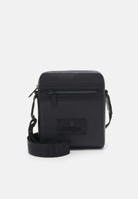 Borsa a tracolla sintetica nera con chiusura a zip, forma quadrata, tasca frontale e tracolla con marchio caratterizzata da testo in rilievo.