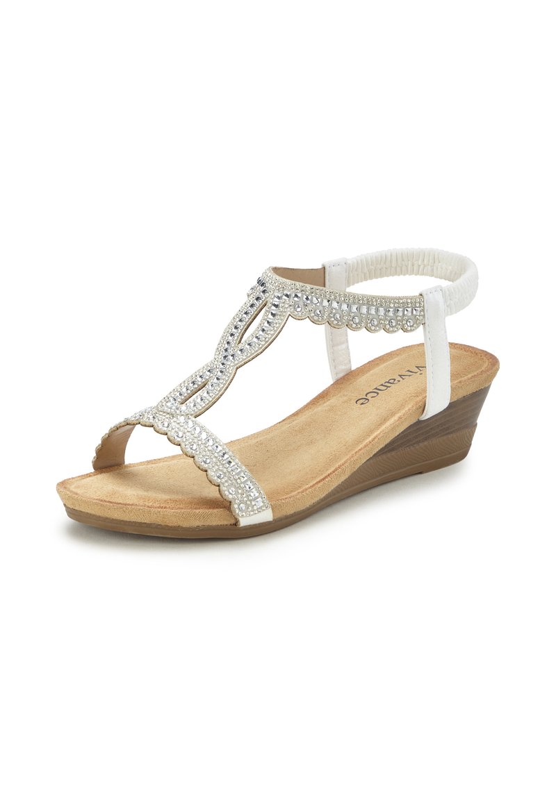 Weiße Keilabsatzsandalen mit verzierten Riemen, die über eine strukturierte Innensohle, ein T-Riemen-Design und einen elastischen Fersenriemen für perfekten Halt und Unterstützung verfügen.