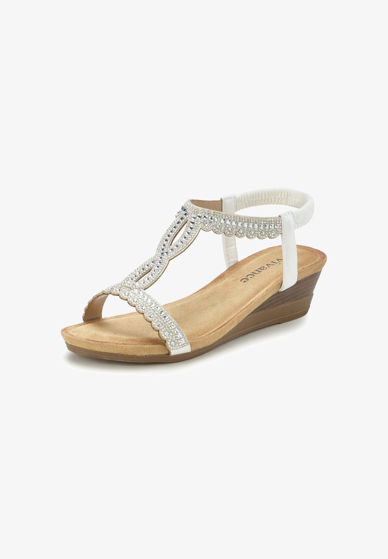 Weiße Keilabsatzsandalen mit verzierten Riemen, die über eine strukturierte Innensohle, ein T-Riemen-Design und einen elastischen Fersenriemen für perfekten Halt und Unterstützung verfügen.