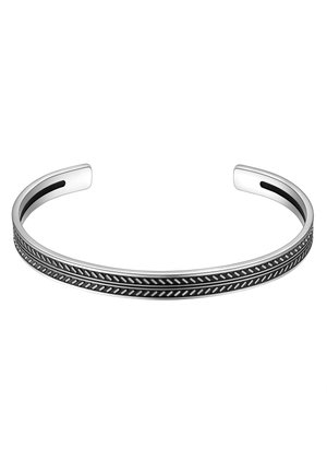 Bracelet jonc en argent avec une surface lisse et une bande noire et argentée autour du centre. Extrémités ouvertes pour un enfilage facile.