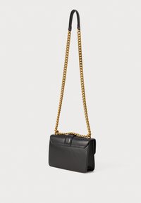 Sac en cuir noir à bandoulière avec une chaîne en or et un passe-épaule en cuir, de forme rectangulaire, présenté sur un fond blanc.