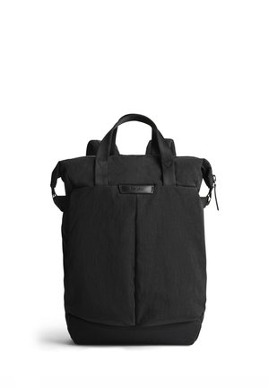 Schwarzer Stoff-Rucksack mit zwei oberen Griffen, Schultergurten und Reißverschluss. Verfügt über eine strukturierte Oberfläche und ein minimalistisches Design.