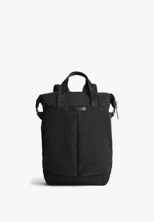Schwarzer Stoff-Rucksack mit zwei oberen Griffen, Schultergurten und Reißverschluss. Verfügt über eine strukturierte Oberfläche und ein minimalistisches Design.