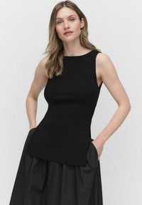 Czarny prążkowany top bez rękawów z okrągłym dekoltem, z bocznymi rozcięciami na kieszenie. Top ma dopasowany krój i gładką teksturę.