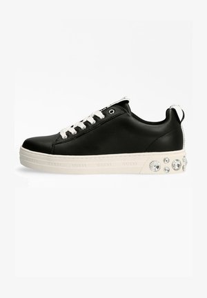 Sneaker in pelle nera con lacci e occhielli bianchi, caratterizzato da una suola testurizzata con dettagli in cristallo sul tallone e dettagli di marca sul lato.