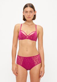 Fuchsia lingerieset met een doorschijnend, luipaardprint ontwerp en gegolfde randen. De bh heeft verstelbare bandjes, terwijl de slip volledige dekking biedt.